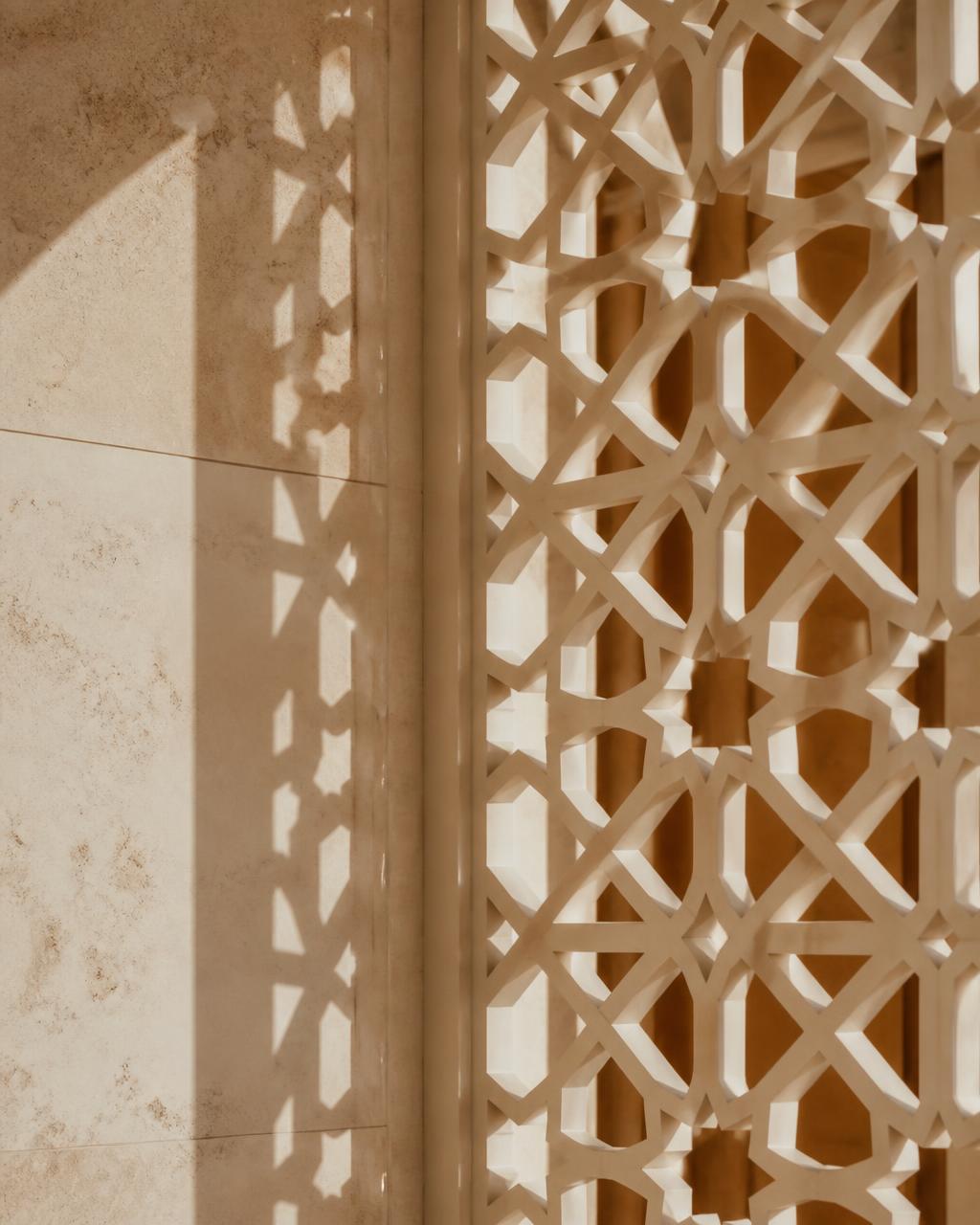Architecturaal detail in de Emiraten: geometrisch houtwerk met warme zandtinten en zacht schaduwspel